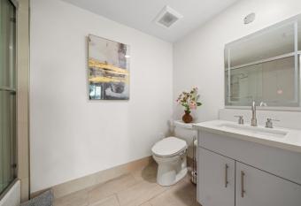 Long Beach Mordern APT allows 18 year olds to book a room