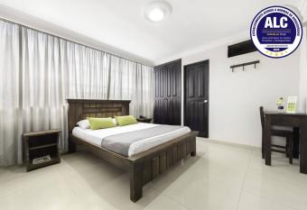 Ayenda 1120 Hotel Comercial allows 18 year olds to book a room