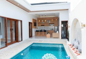 Melviano Suite & Villa has Balcony rooms