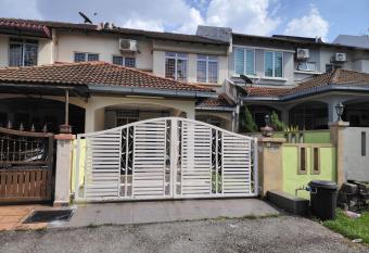 Villa Arisya Homestay allows 18 year olds to book a room