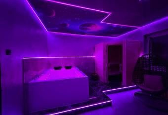 Wellness Suite mit Whirlpool und Sauna has rooms with a private hot tub