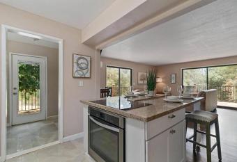 Serene 2 Bedroom House in Auburn near the Lake! allows 18 year olds to book a room