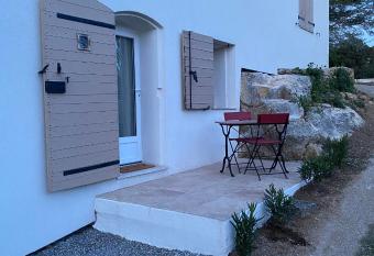 La studette proven  ale has rooms with a private hot tub