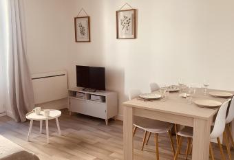 Le coin cosy has Balcony rooms