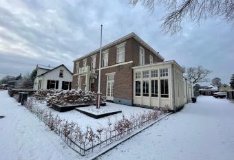 De 4 seizoenen allows 18 year olds to book a room