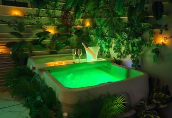 L appart h  tel 23  me avenue - Spa privatif - Love room - Appartements    th  mes has rooms with a private hot tub