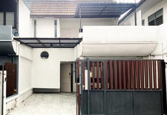 3BR entire house next to Skytrain(BTS) and Subway(MRT) Chatuchak has Balcony rooms