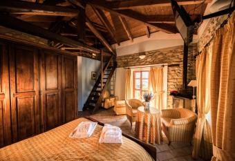 Agriturismo Gallo allows 18 year olds to book a room
