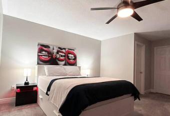 Room in Oshawa, 24/7 Security, Free Parking has rooms with a private hot tub