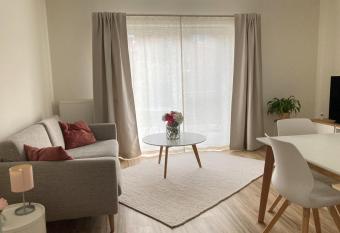 moderne 2-Zimmer-Wohnung mit Terrasse allows 18 year olds to book a room