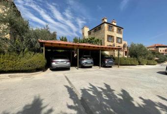 Horizon Villa has rooms with a private hot tub