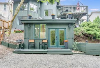 Beautiful place with a great location, free parking, WiFi & large TV. has Balcony rooms