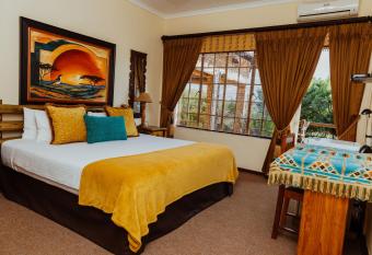 Boubou Bed and Breakfast has rooms with a private hot tub