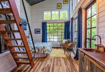 Treetop Hideaways: The Dogwood Treehouse has Balcony rooms