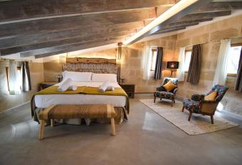 Calvario Plaza Hotel allows 18 year olds to book a room