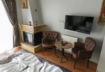 BUTTERFLY BOUTIQUE HOTEL A  VA allows 18 year olds to book a room