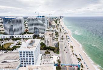 Ocean Breeze Free Parking Apt 3 has rooms with a private hot tub