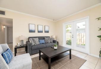 Short Walk to Wilton Drive Apt3 has Balcony rooms