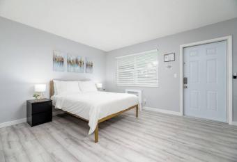 Just Off Wilton Drive Apt 5 has rooms with a private hot tub