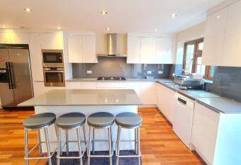 Luxury London House Sleeps x 16, Free Parking, Free Wifi, Garden Patio, Close to tube line easy access to Central London has Balcony rooms