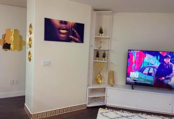 LUXURY 2 BEDROOM DOWNTOWN CONDO by Elite Stay has rooms with a private hot tub