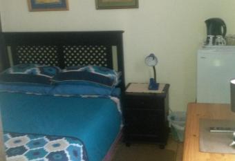 Mall Guesthouse has rooms with a private hot tub