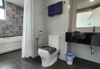 The Suites SGR Melaka has rooms with a private hot tub