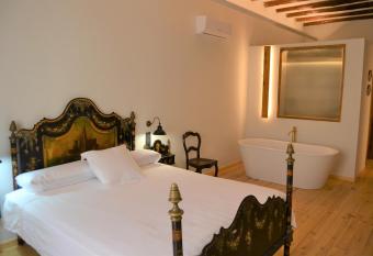 Lo Palauet de la Muralla has Balcony rooms