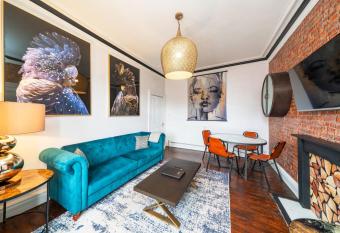 Central Apartment - Industrial allows 18 year olds to book a room