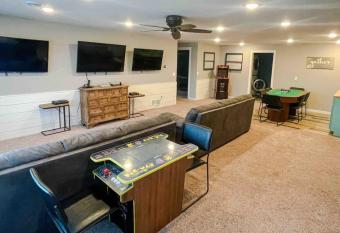Rooftop Deck Hot Tub Steam Shower Arcade Game 4car Garage Chefs Kitchen has rooms with a private hot tub