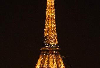 Joli T2 proche du m  tro avec vue Tour Eiffel has Balcony rooms