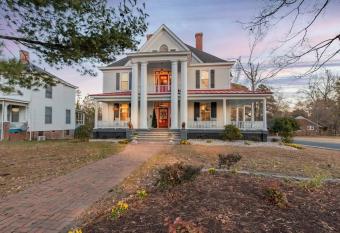 The Bagley House: built in 1911 has Balcony rooms