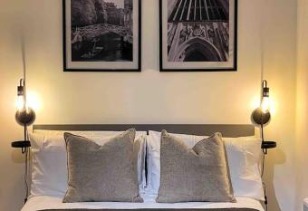 Cozy studio near train station allows 18 year olds to book a room