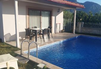 villa London has Balcony rooms