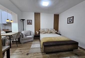 Kalpazo Myslym Shyri Tirana has rooms with a private hot tub