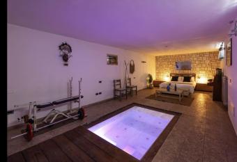 [Monza Park-Autodrome]Suite & jacuzzi pool (heated and with idromassage) has rooms with a private hot tub