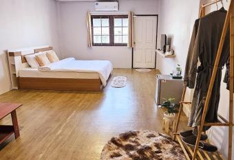 Kan-Eang apartment                                                      allows 18 year olds to book a room