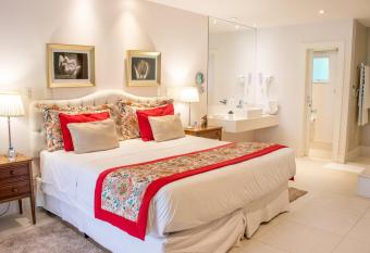 Locanda della Mimosa has rooms with a private hot tub