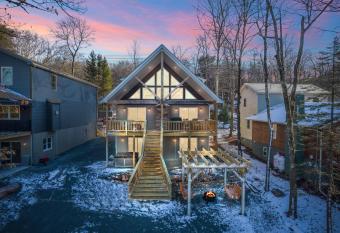 LakeView Retreat A Luxe 8BR 5B Haven 28 Sleeps has rooms with a private hot tub