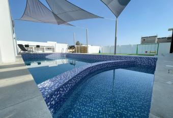 Bareeq Rest House has rooms with a private hot tub