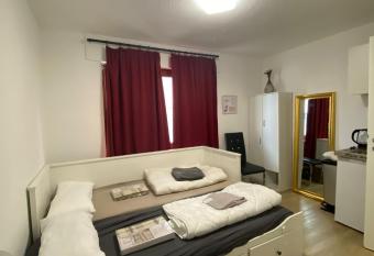 Apartment mit Doppelbett in Bonn allows 18 year olds to book a room