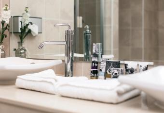 Mercure Salisbury White Hart Hotel allows 18 year olds to book a room