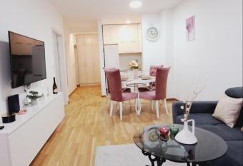 Maja 2 has Balcony rooms