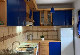 Garden Oasis Apartment has rooms with a private hot tub