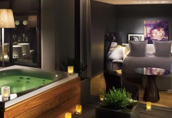 Le Cinq Codet has rooms with a private hot tub