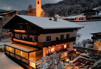 Dorfcafe Unken Hotelpension sWirtshaus im Dorf has Balcony rooms