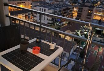 Comme    la maison allows 18 year olds to book a room