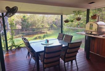 kin kin cottage, Noosa hinterland, walk to town. has Balcony rooms