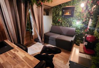 INDIANA JONES    10 minutes du Parc Disneyland (taille chambre) allows 18 year olds to book a room