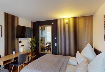 CROWN LIVING Design Studios - Terrasse - Parkplatz - Self Check-in allows 18 year olds to book a room